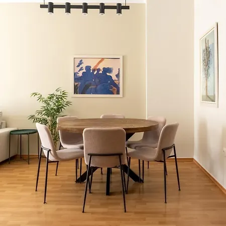 Spacious Stylish Luxurious Apartament